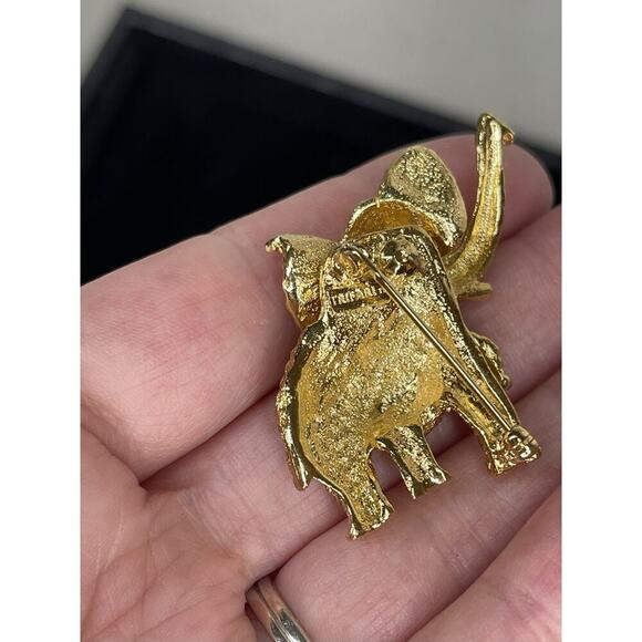 Vintage Crown Trifari Gold Tone Textured Elephant Brooch Ruby Red Rhinestone Eye - Picture 3 of 4